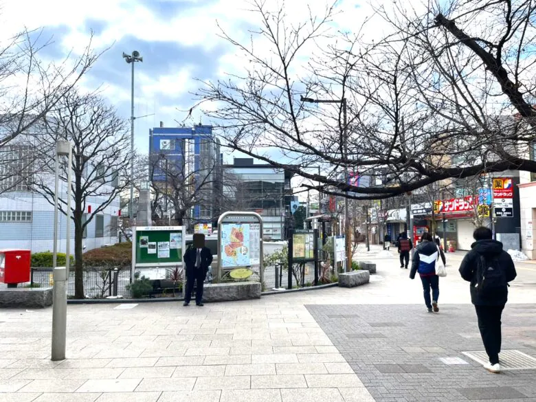 改札口を出たらロータリーの右側を進みます。